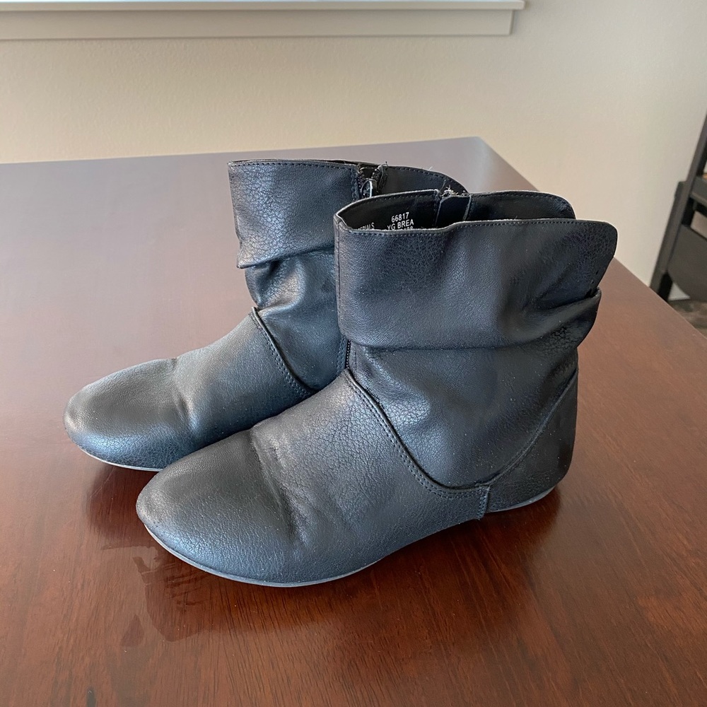 Roebuck & Co black booties size 3